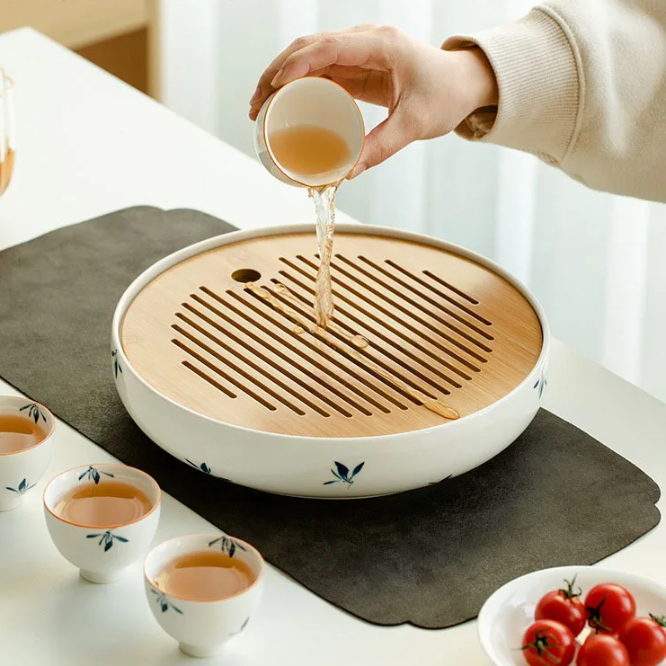 Reines handbemaltes Keramik-Tee-Tablett