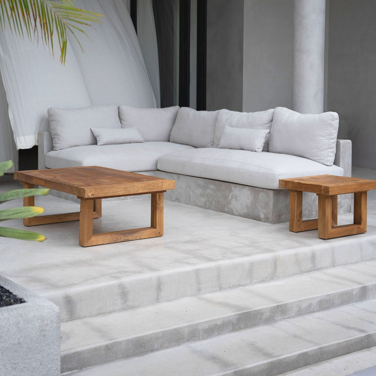 Der Beistelltisch aus recyceltem Teakholz - Natural