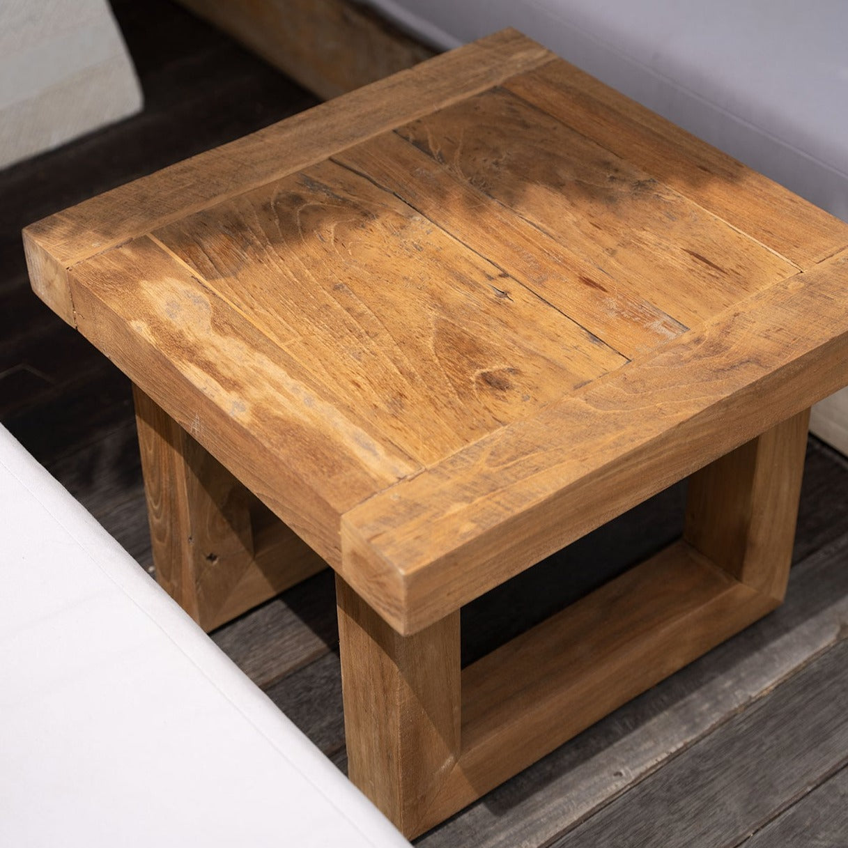 Der Beistelltisch aus recyceltem Teakholz - Natural