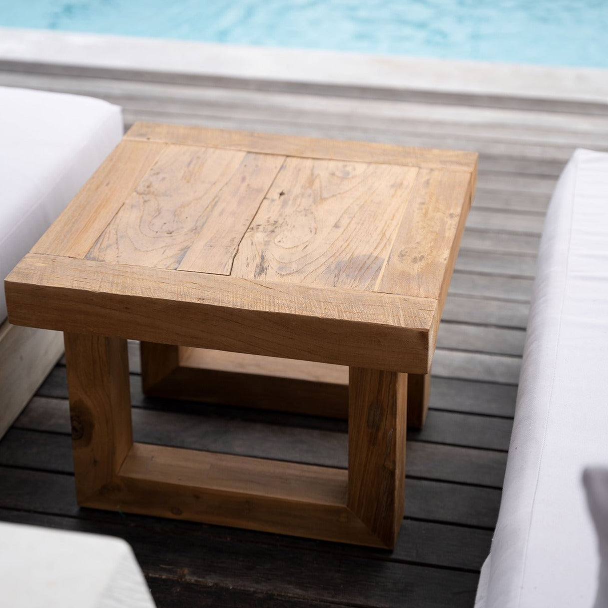 Der Beistelltisch aus recyceltem Teakholz - Natural