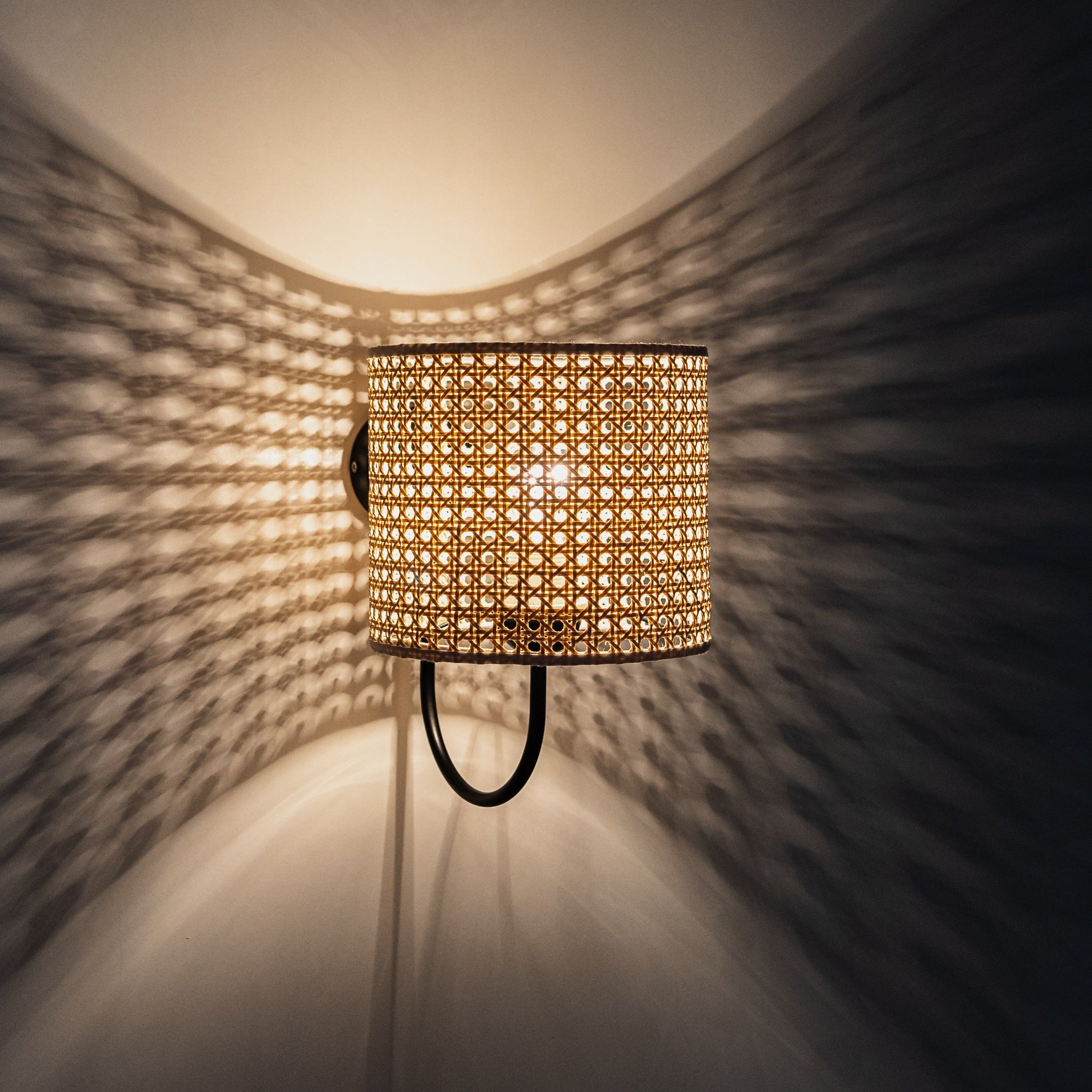 FLETE Wall Lamp Black at Night