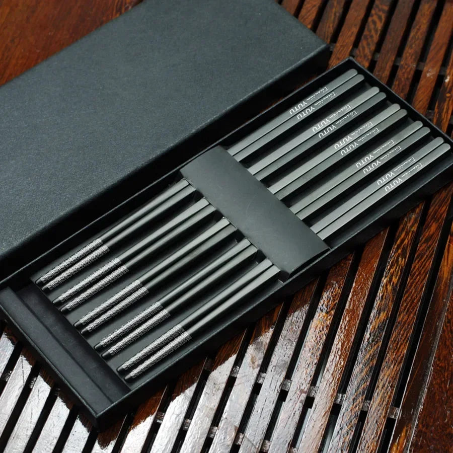 Besteck aus Reintitan