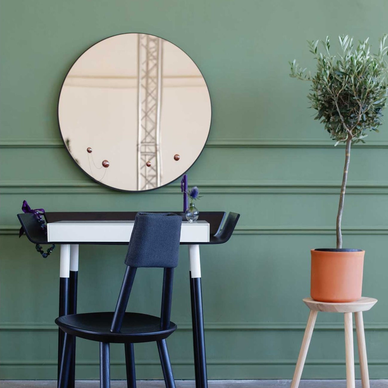 DEW Mirror D42 Gray front view interior view