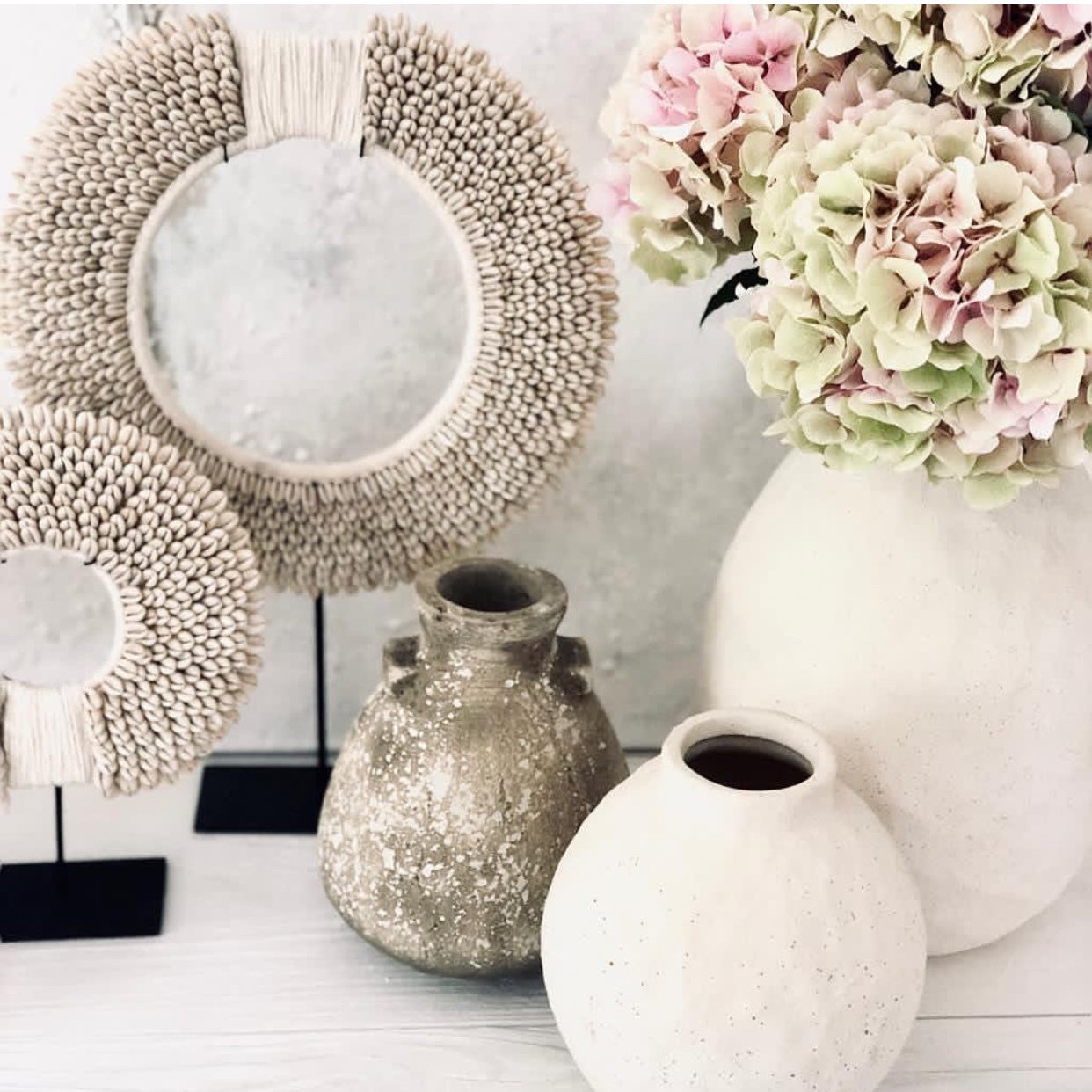 THE PAPUA SHELL Disc On Stand-Medium-White interior view