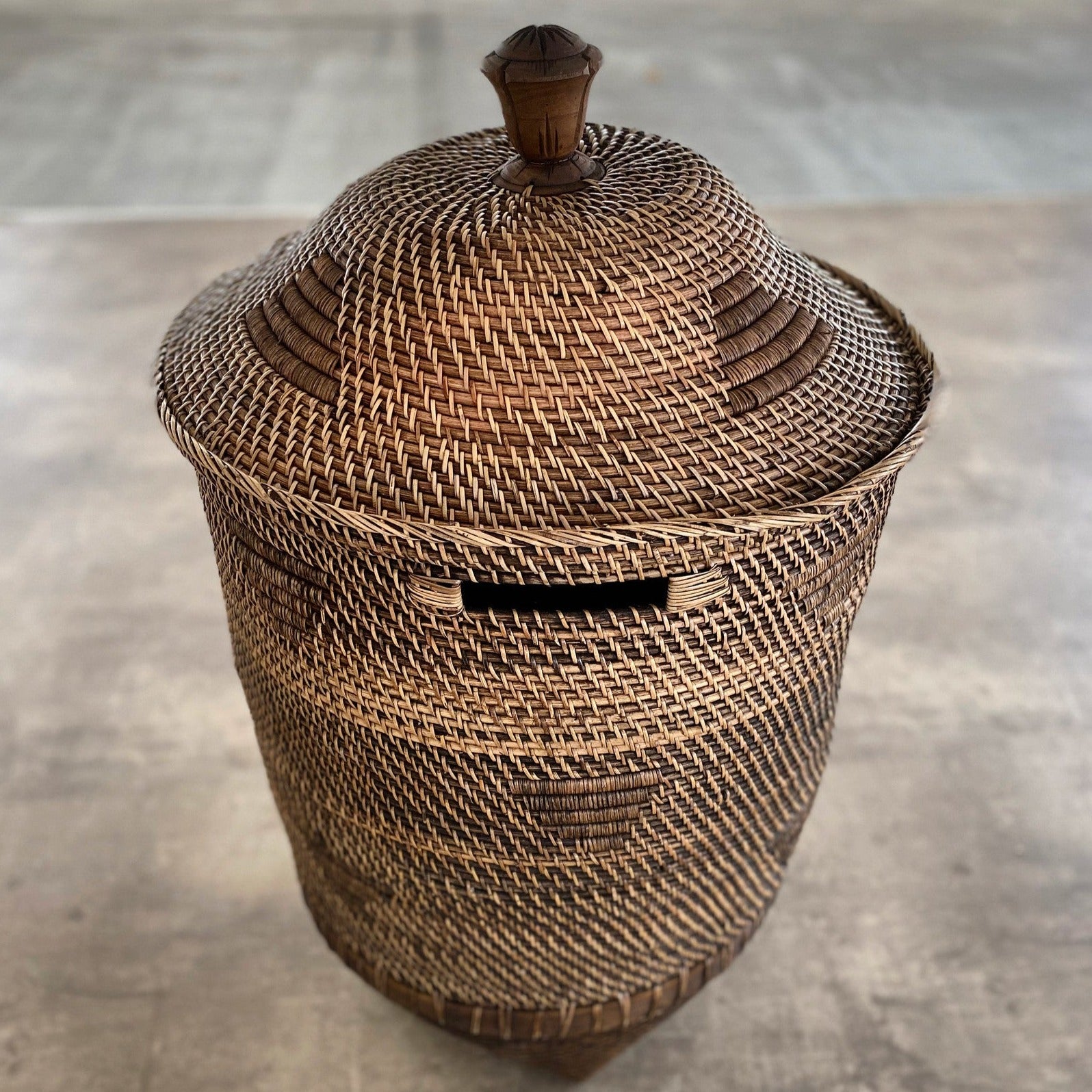 THE COLONIAL Laundry Basket top view