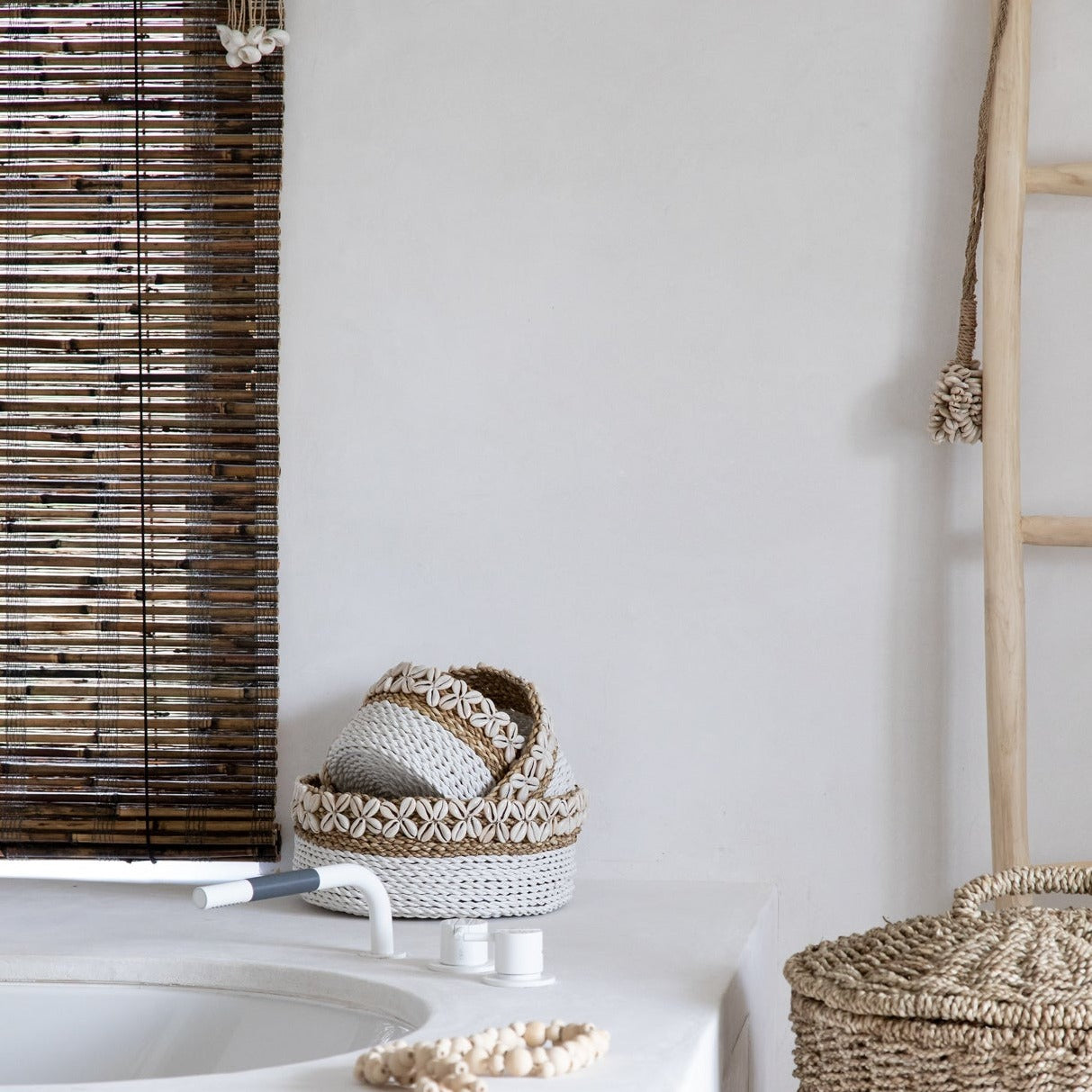 THE WHITE SUNDAY Basket Set interior bath view