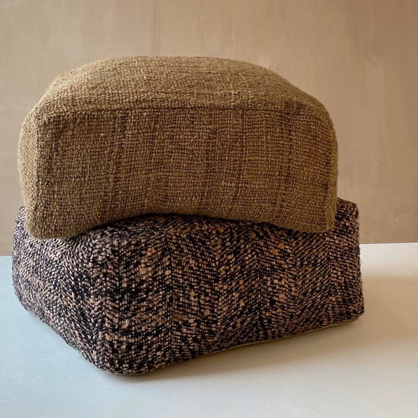 THE OH MY GEE Pouffe beige and brown interior view