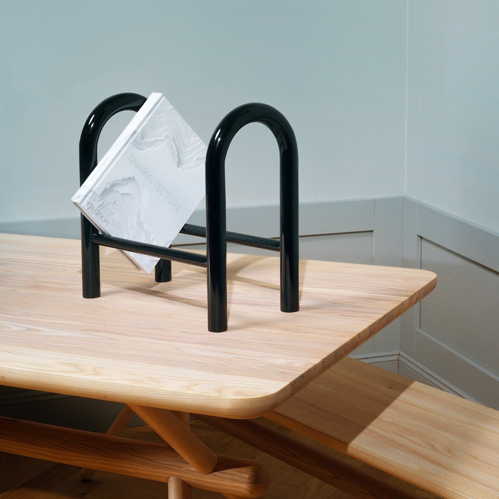 READING HORSE Bookends Black Oak, interior view