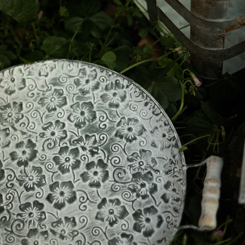 Handgefertigte runde Retro-Metallplatte