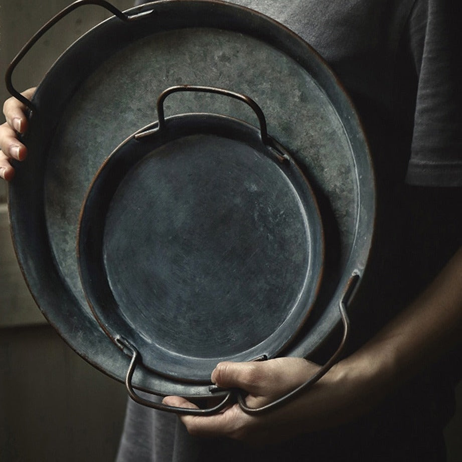 Handgefertigter europäischer Retro-Metallteller mit Griffen