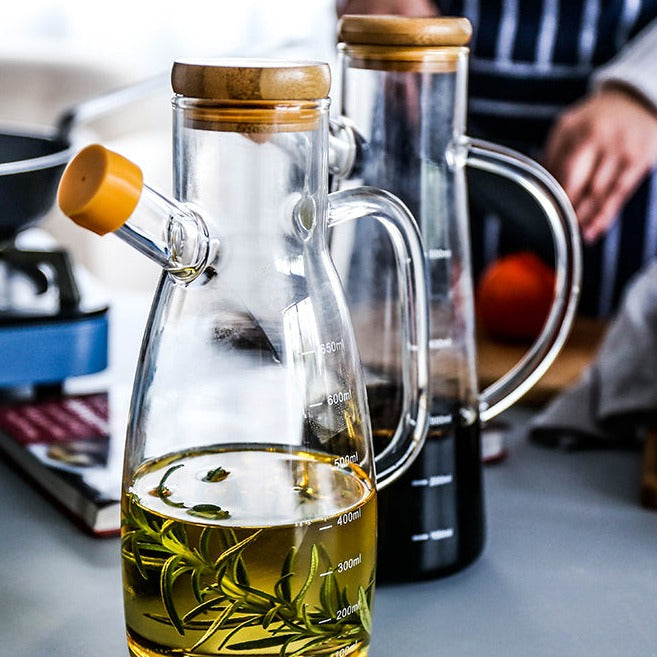 Transparente Ölflasche aus Glas mit Griff