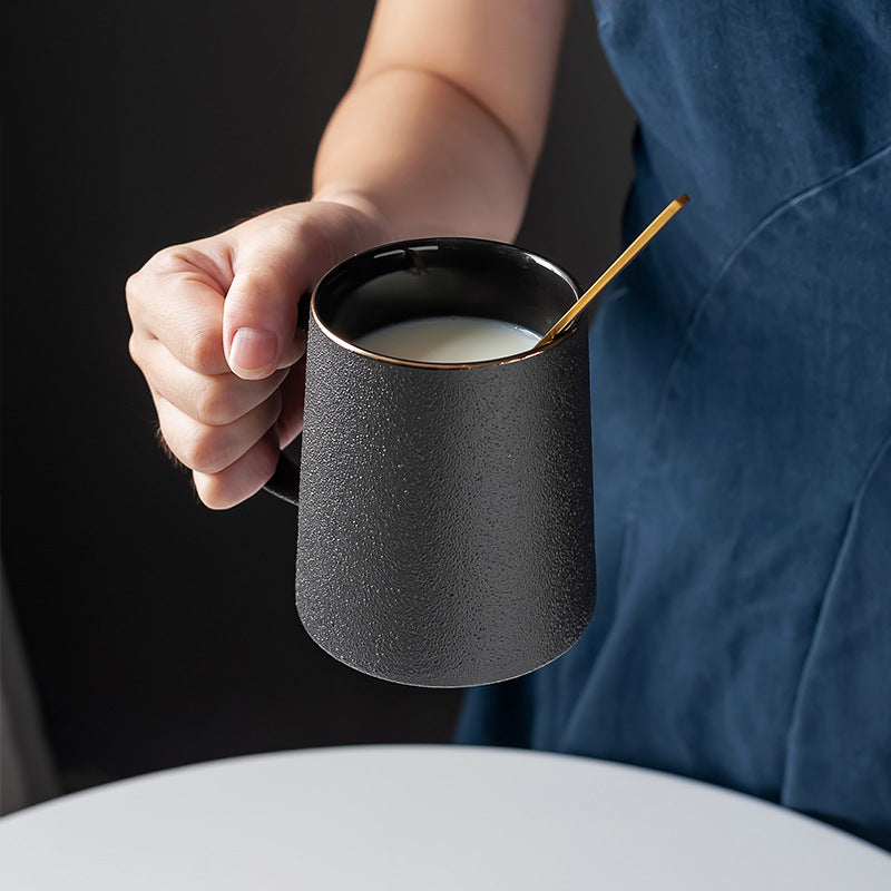 Schwarzer Vintage-Keramikbecher mit goldenem Kreis