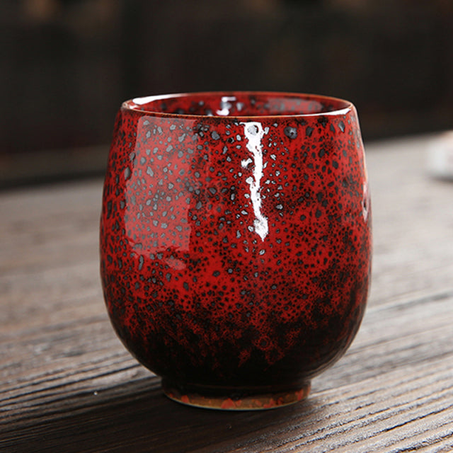 Keramische Teetasse mit pigmentiertem Muster