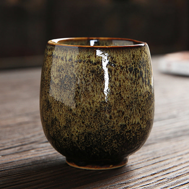 Keramische Teetasse mit pigmentiertem Muster