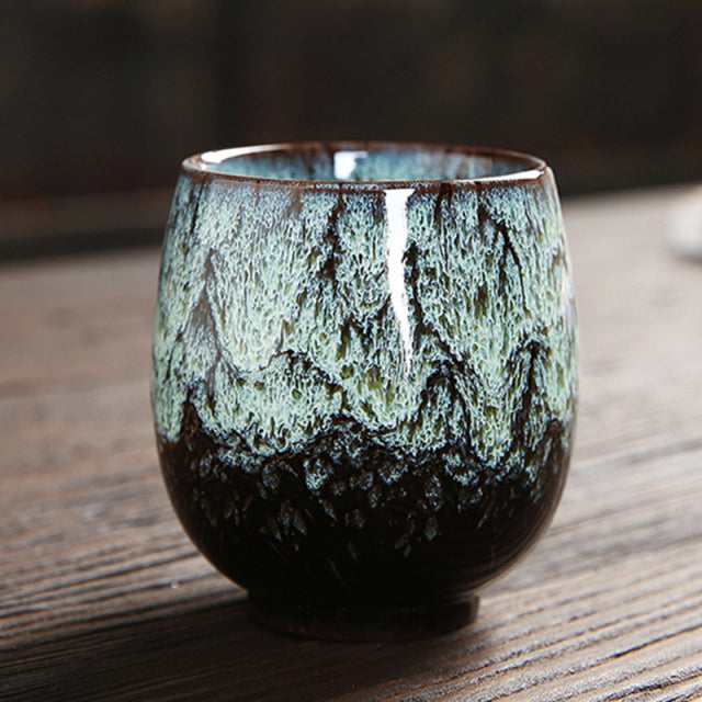 Keramische Teetasse mit pigmentiertem Muster