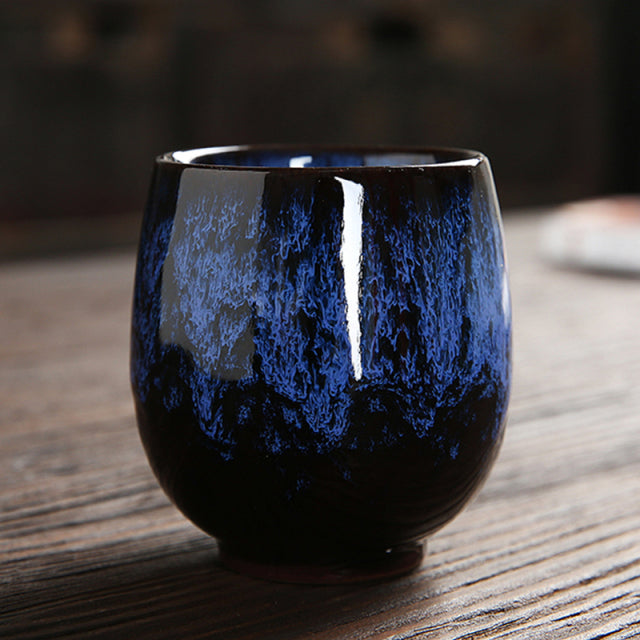 Keramische Teetasse mit pigmentiertem Muster