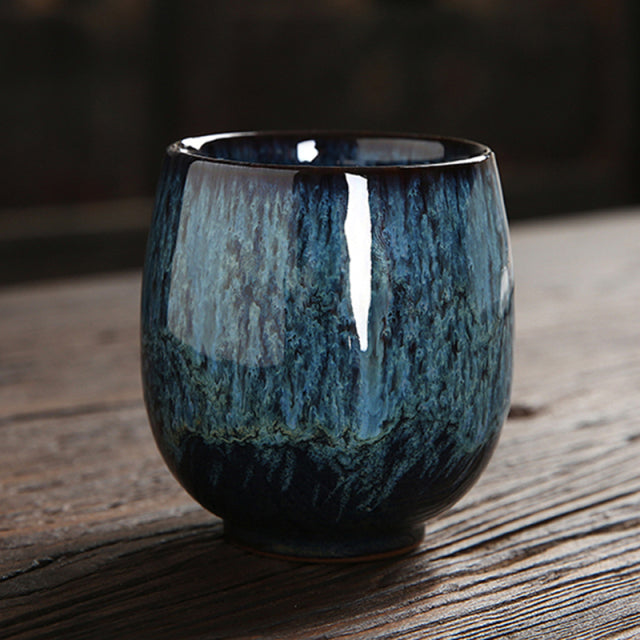 Keramische Teetasse mit pigmentiertem Muster