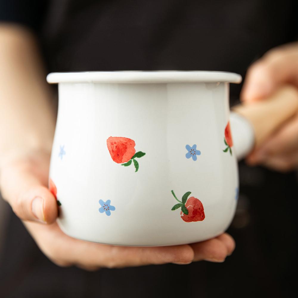 Milchtopf aus Emaille mit Holzgriff