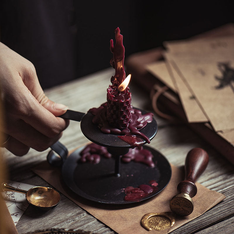 Kerzenhalter aus mattschwarzem Eisen