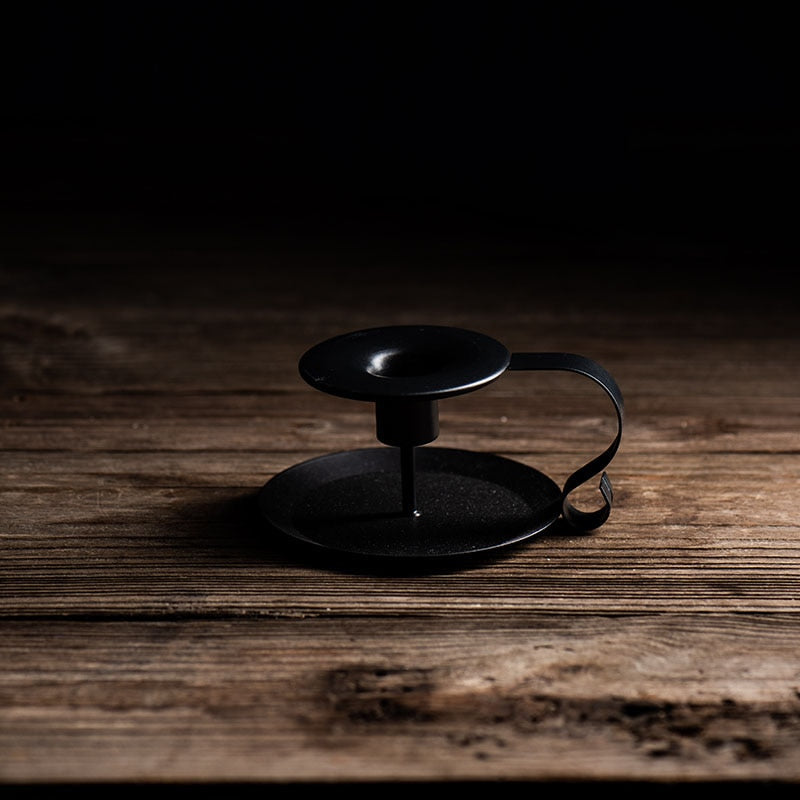 Kerzenhalter aus mattschwarzem Eisen