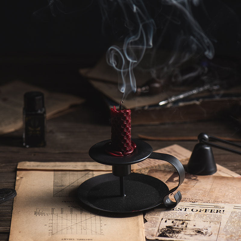 Kerzenhalter aus mattschwarzem Eisen