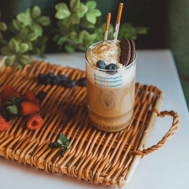 Klassisches Rattan-Serviertablett mit Griff