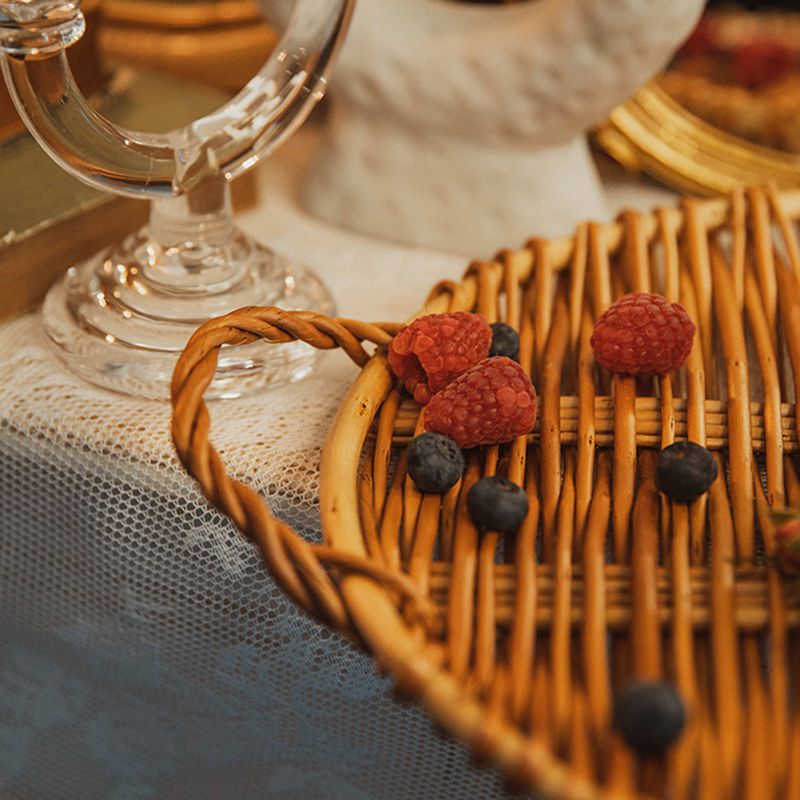 Klassisches Rattan-Serviertablett mit Griff