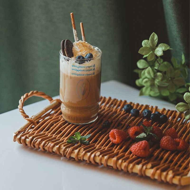 Klassisches Rattan-Serviertablett mit Griff