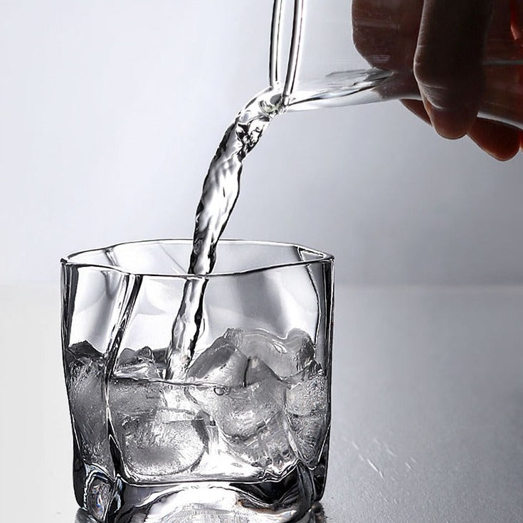 Japanische Whiskygläser mit unregelmäßiger Form