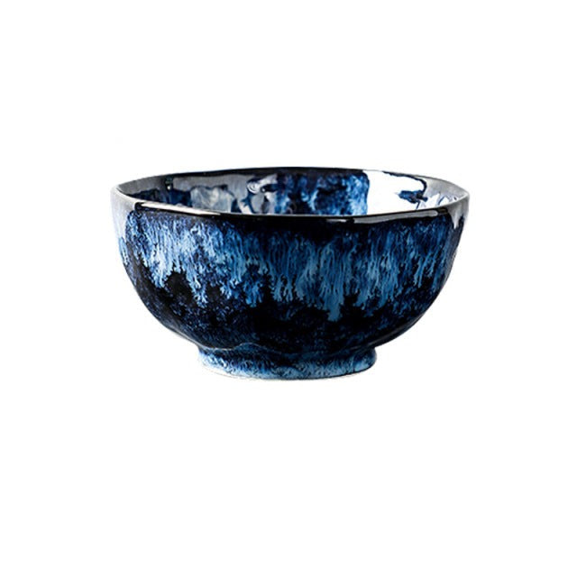 Keramische blaue Teller und Schüsseln im japanischen Retro-Stil