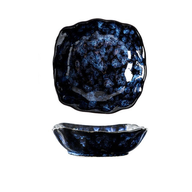 Keramische blaue Teller und Schüsseln im japanischen Retro-Stil