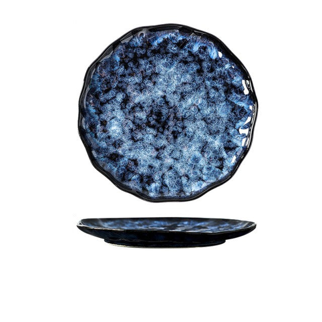 Keramische blaue Teller und Schüsseln im japanischen Retro-Stil