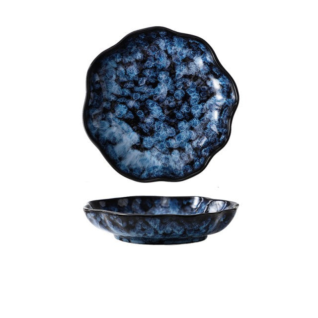 Keramische blaue Teller und Schüsseln im japanischen Retro-Stil