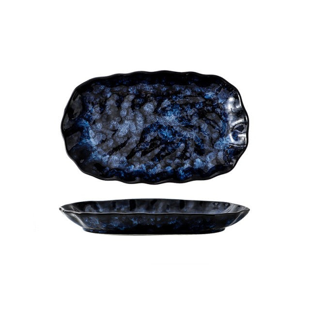 Keramische blaue Teller und Schüsseln im japanischen Retro-Stil