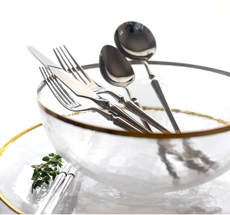 Luxuriöses Besteck aus glänzendem silberfarbenem Edelstahl