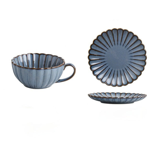 Japanischer Keramikbecher mit Chrysanthemenform