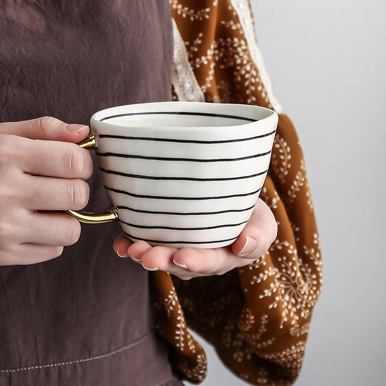 Handbemalte geometrische Keramikbecher mit goldenem Griff