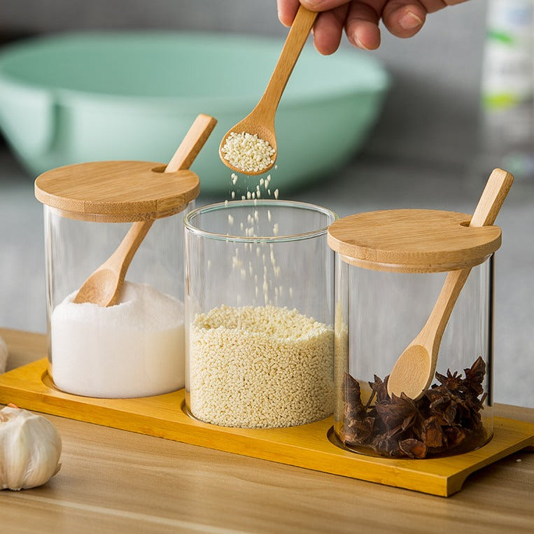 Nordische Gläser mit Holzdeckel