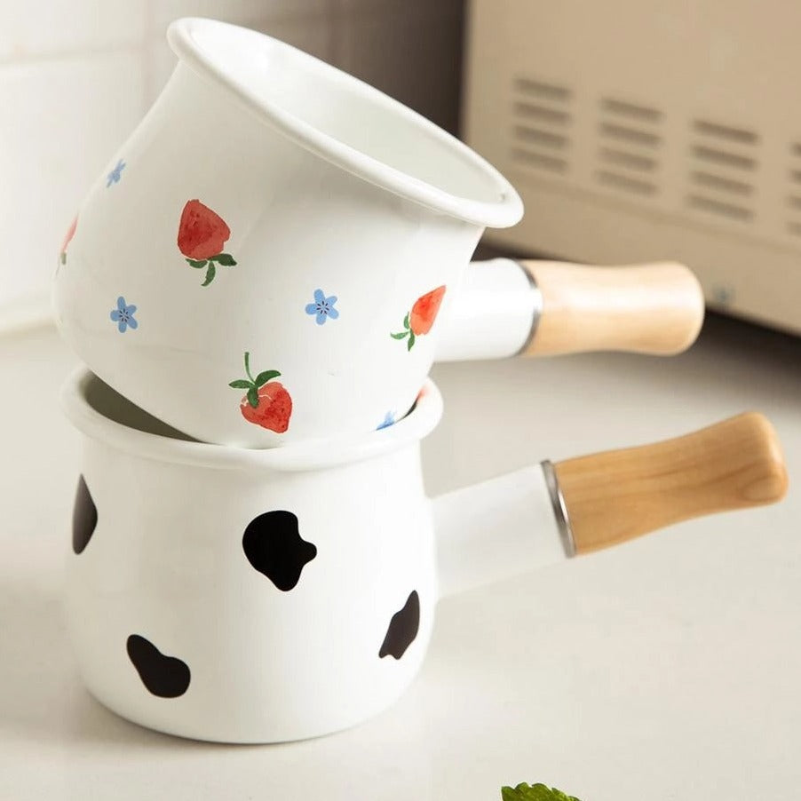 Milchtopf aus Emaille mit Holzgriff