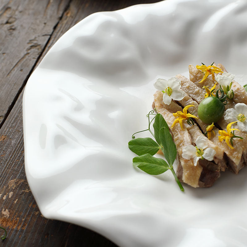 Weißes französisches Keramikgeschirr mit unregelmäßiger Form