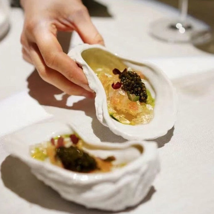 Unregelmäßiger Keramikteller in Austernform