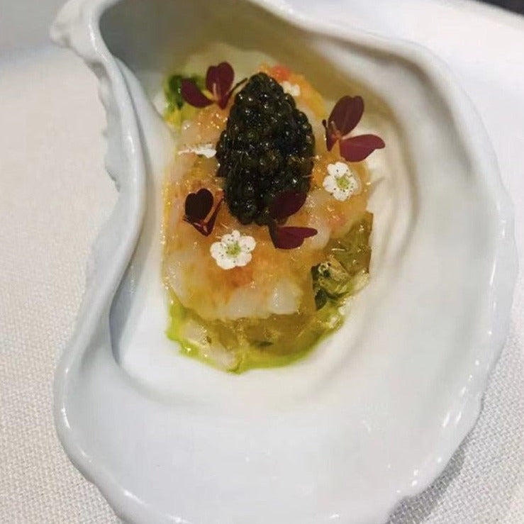 Unregelmäßiger Keramikteller in Austernform