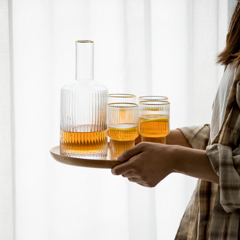 Glaswasserkrug mit vertikalem Muster