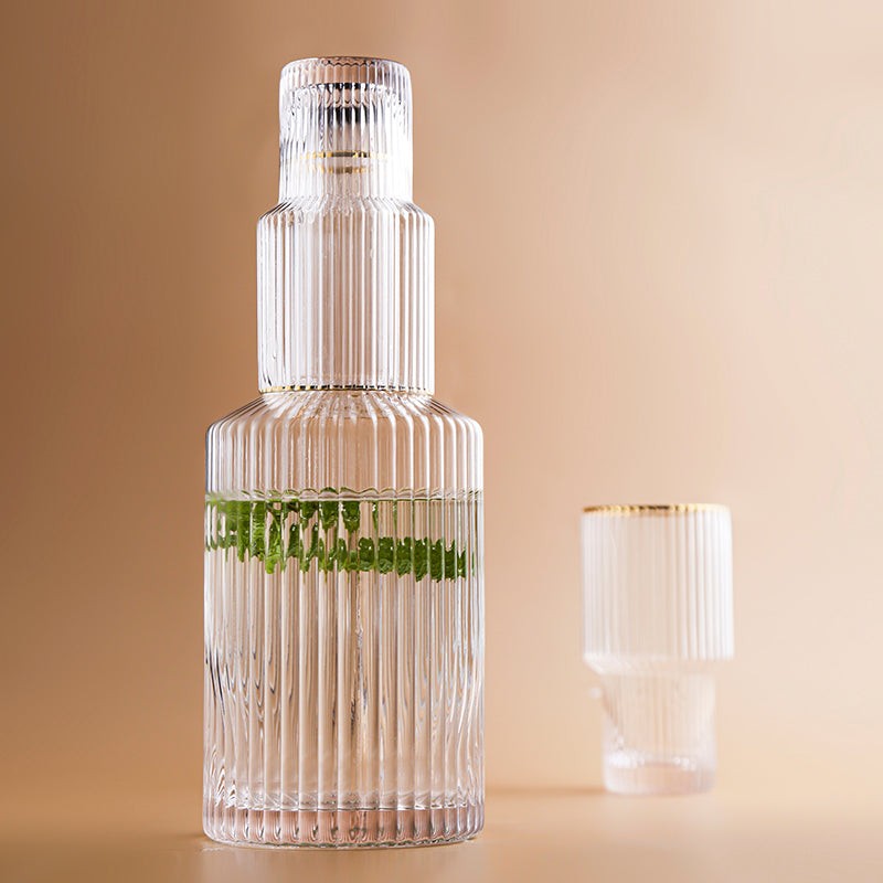 Glaswasserkrug mit vertikalem Muster