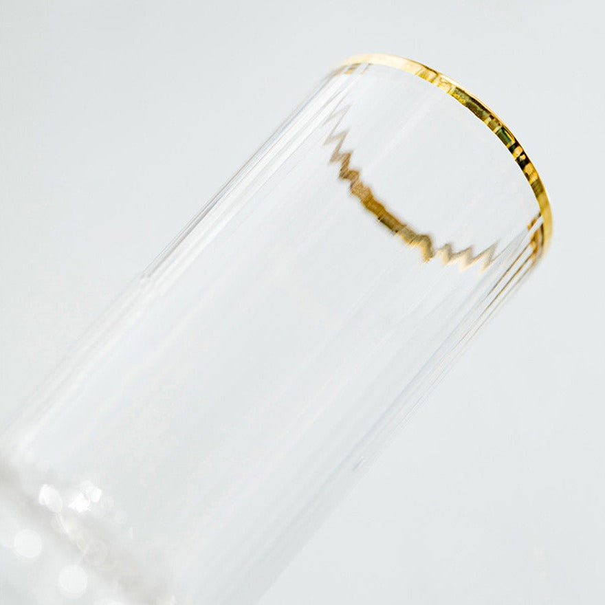 Glaswasserkrug mit vertikalem Muster