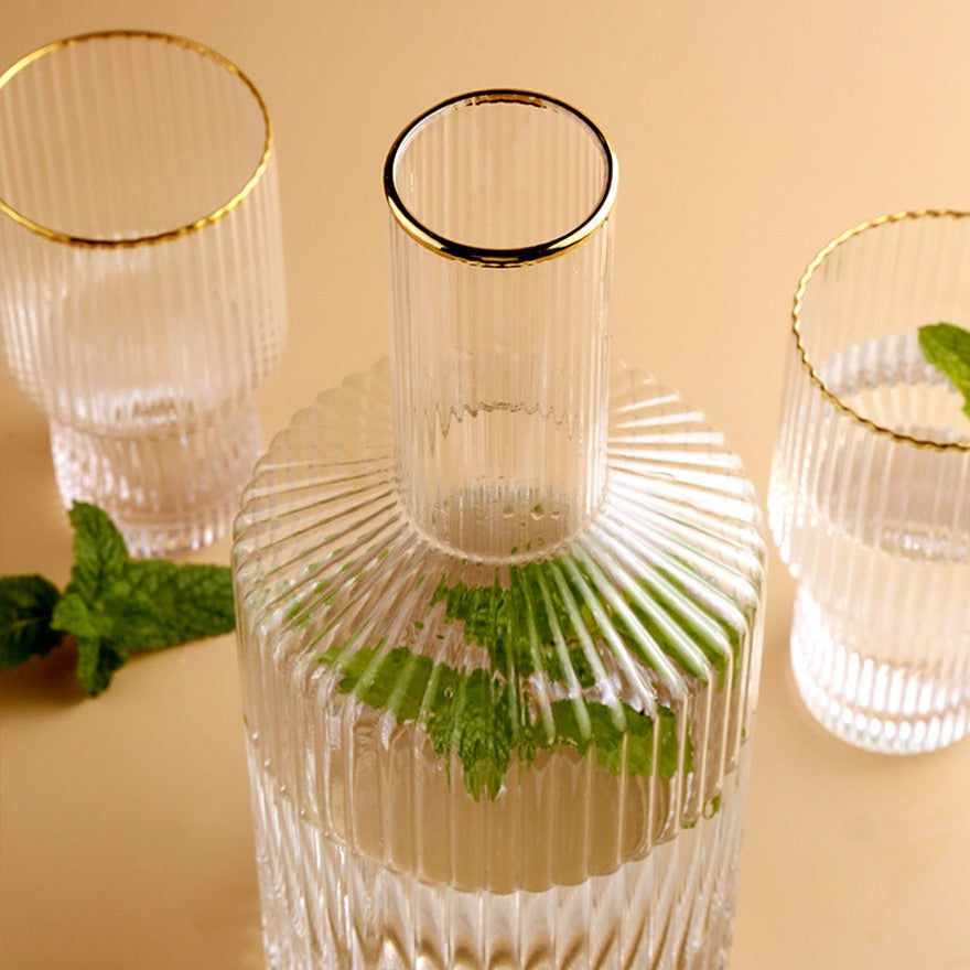 Glaswasserkrug mit vertikalem Muster