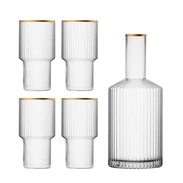 Glaswasserkrug mit vertikalem Muster