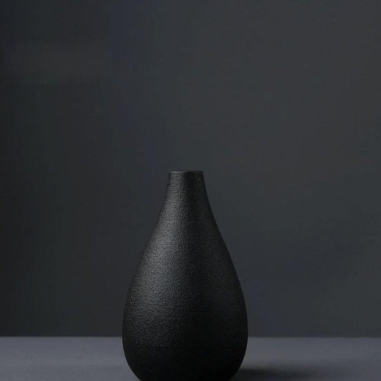Kleine Vase aus schwarzer Keramik für Zuhause