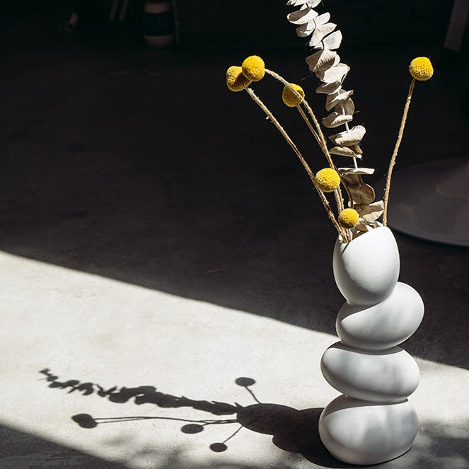 Elegante weiße eiförmige Vase aus mattierter Keramik