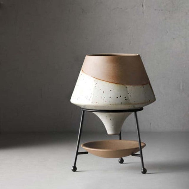 Kreativer Blumentopf aus Keramik im nordischen Stil